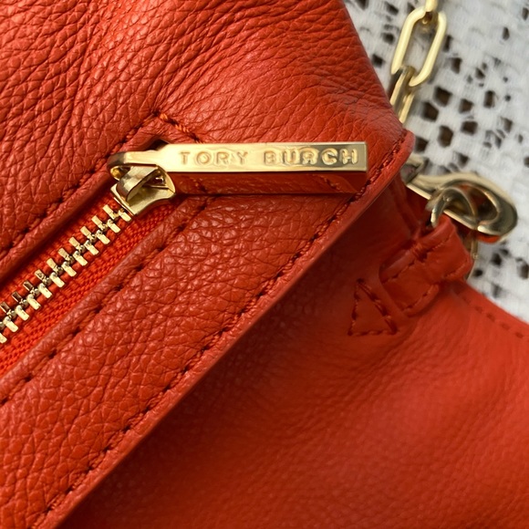 AUTHENTIC TORY BURCH LEATHER CROSSBODY SLING - Picture 6 of 16